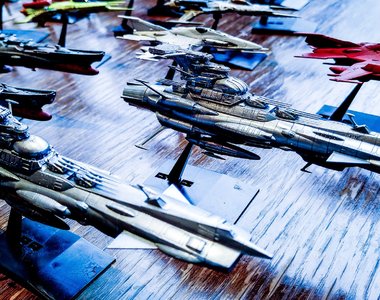 《資深模型師小林誠炎上》咖啡廳公然塗裝被罵翻 逼別人吸二手顏料超沒品……