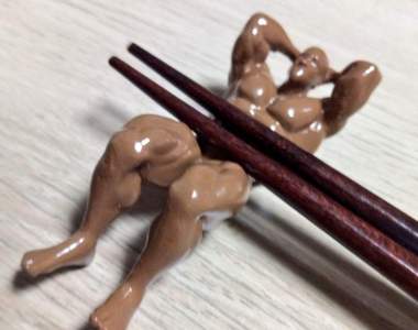 肌肉男自製《肌肉男筷架》用腹肌和背肌來幫忙撐住你的筷子