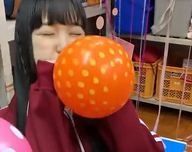 《吐槽畢業季照片廣告》女高中生口中吐氦氣?這就是為什麼女生聲音比較高……