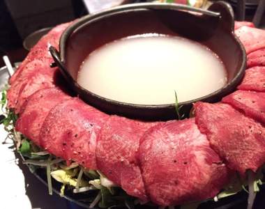 話題美食《烤涮牛舌》為什麼還沒吃進嘴裡眼睛已經覺得美味惹呢...❤