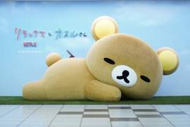 新宿站宣傳活動《拉拉熊與小薰》超大懶熊玩偶讓你合影留念超可愛❤