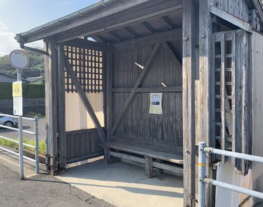 《變態才懂的鄉下公車站》和渾身濕透的美少女一起躲雨 不可能什麼事情都沒有發生……