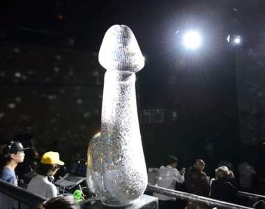 《男根鏡球》為了男偶像大量購入的CD片造就如此耀眼的一根...ww