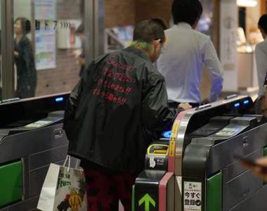 超天才《餘額不足外套》解救因餘額不足卡在票口還被後面人白眼的尷尬狀況...