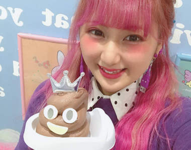 原宿人氣打卡甜點店新推《大便霜淇淋》一手奶瓶一手大便逛大街ww