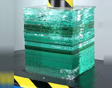 【有片】超衝擊《用液壓機壓爆玻璃》100噸的加壓威力效果十分驚人