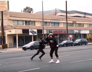 天擇運作中《蒙眼挑戰》Youtuber蒙上眼睛過馬路...