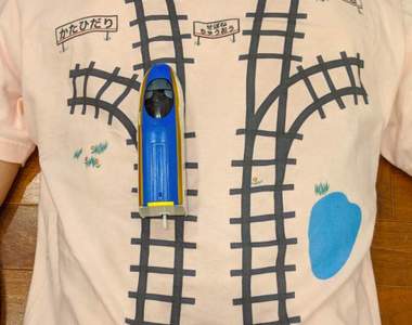 老爸救星《鐵道按摩T恤》讓小朋友一邊玩耍自己又能舒服的革命性宅小物問世啦(ʘᗩʘ’)