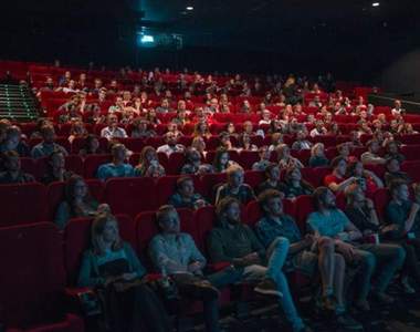 網友分享《在電影院遇過的瞎事》身旁的人一直吵真的會讓人生氣阿...