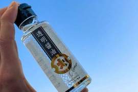 比水還透明的《透明醬油》拿塊豆腐倒一點你會發現在視覺上根本沒差XD 比水還透明的《透明醬油》拿塊豆腐倒一點你會發現在視覺上根本沒差XD