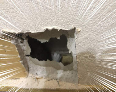 《開牆救貓大作戰》家裡牆壁裡竟然躲著小貓，不少推民意外都有相同經驗...