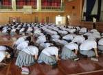 炎上《日本高中要求學生下跪》學校集會下跪向老師問好引發網友熱論... 炎上《日本高中要求學生下跪》學校集會下跪向老師問好引發網友熱論...