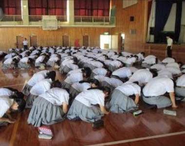 炎上《日本高中要求學生下跪》學校集會下跪向老師問好引發網友熱論...