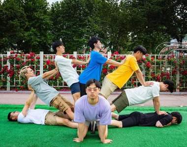 比YA落伍了《新世代團體照拍法》集結眾人之力拍出最喜感的團體照吧w