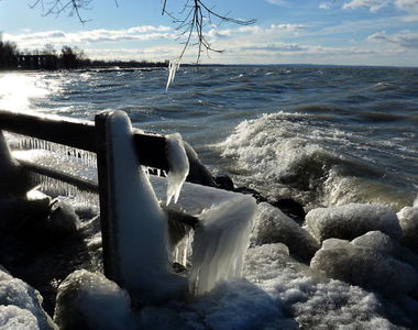 讓人驚奇《冰湖冬景》所有的東西都起來都滑滑的...