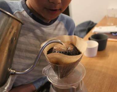 做生意的英才教育《小1創業家》跟老爸借的900日圓在家中開起咖啡店