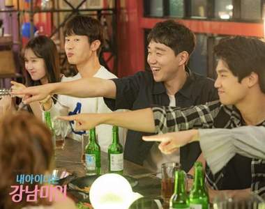 話題小遊戲《單身聚會》只要堅持到最後就可以抱「大獎」回家