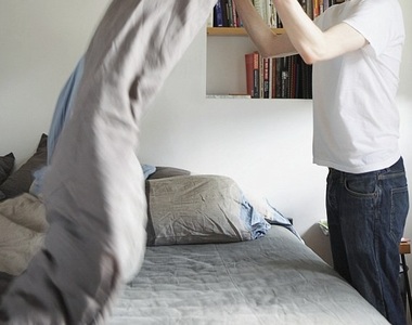 當你「開飛機飛過自家屋頂」但媽媽只記著你沒有折棉被...