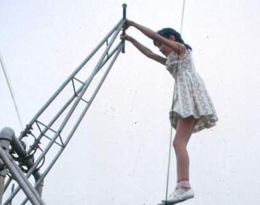 公園裡消失的《危險遊具》昭和時代的遊樂設施，長大看起來才覺得恐怖...