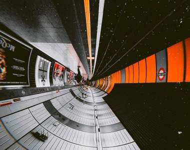 科幻感十足的《顛倒地鐵站》把地鐵站照片顛倒後發現進入神秘太空船...