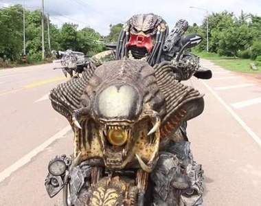 超硬核《泰國終極戰士》一身勁裝外加改裝機車然後就被警察給攔了