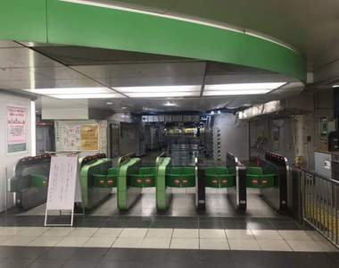 《颱風天的新宿車站》空無一人的車站出口,讓人驚覺過去從未發覺的意外事實......
