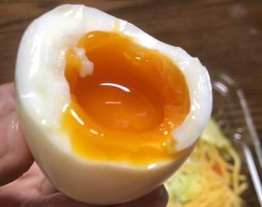 只要六分鐘《半熟蛋的簡易做法》看到蛋黃流出的瞬間心中的那份成就感好高XD