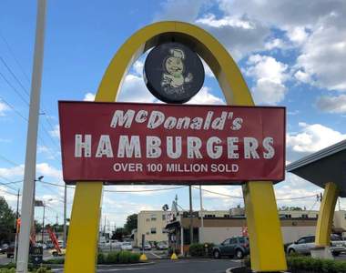 《麥當勞的衝擊事實》乍看以為山寨版的招牌，原來是麥當勞的原始LOGO！？
