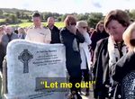 葬禮時棺材傳來敲擊聲「放我出去,有人聽得到嗎?」結果現場所有人都笑了... 葬禮時棺材傳來敲擊聲「放我出去,有人聽得到嗎?」結果現場所有人都笑了...