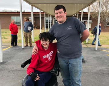 超暖心《為朋友存兩年錢》就為了替他買電動輪椅