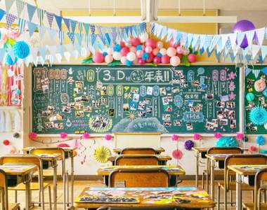 有洋蔥《畢業紀念黑板》用照片跟粉筆把學校生活的最後一幕給記錄下來