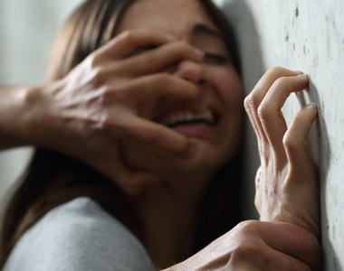 超渣《父母用15歲女兒的身體付房租》冷血在門外聽女兒尖叫
