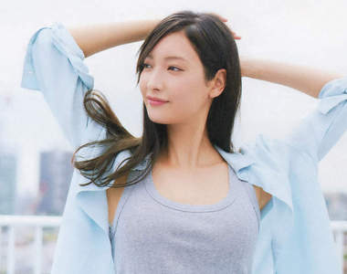 9頭身話題美女《菜菜緒》最新雜誌寫真那雙長腿還是這麼理想完美