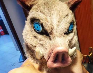 鬼滅之刃cos豬突猛進《嘴平伊之助》戴著豬皮頭套的模樣還原度100%