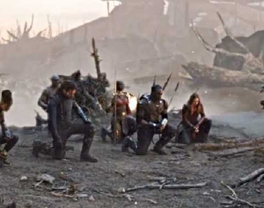 《復仇者聯盟:終局之戰》最感人刪減片段 所有英雄單膝下跪致敬