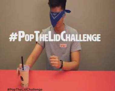 社群風潮《蒙眼插珍奶》玩太嗨小心會插爆飲料灑滿地唷XD