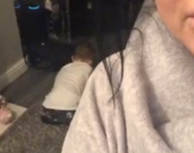  《讓智慧語音Alexa幫忙寫作業的小孩》完全不知道媽媽就在身後...