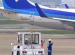 外國網友好吃驚《日本機場地面人員跟飛機鞠躬揮手》不知道是該覺得安心還是害怕... 外國網友好吃驚《日本機場地面人員跟飛機鞠躬揮手》不知道是該覺得安心還是害怕...