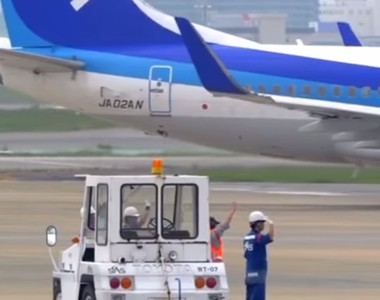 外國網友好吃驚《日本機場地面人員跟飛機鞠躬揮手》不知道是該覺得安心還是害怕...