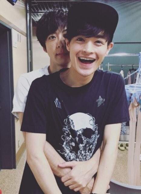 我喜歡高橋一生手臂上的血管 不唬爛一生手腕上的血管真d猛啊 W