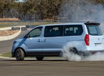 廂型車甩尾趣 《Hyundai》打造400匹馬力《iMax N Drift Bus》瘋狂小巴 廂型車甩尾趣 《Hyundai》打造400匹馬力《iMax N Drift Bus》瘋狂小巴