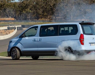 廂型車甩尾趣 《Hyundai》打造400匹馬力《iMax N Drift Bus》瘋狂小巴