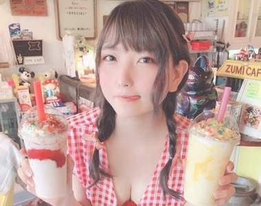 胖次姬《あまつ様最新雜誌寫真》我喜歡這手拿甜品的辮子姑娘❤