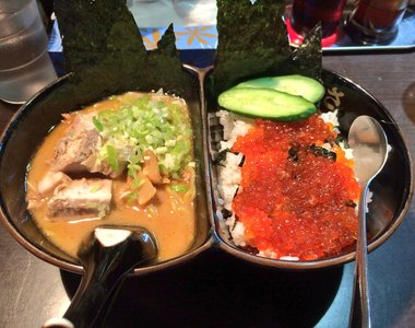 東京都民驚《北海道觀光拉麵》一口味噌拉麵一口鮭魚卵丼的惡魔組合...