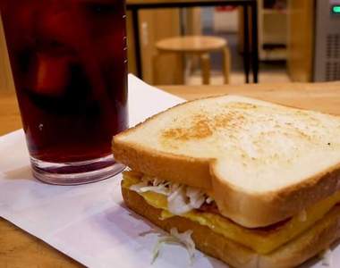 莫名爆紅的《培根三明治料理影片》平凡的料理過程因為「這點」讓人越看越上癮