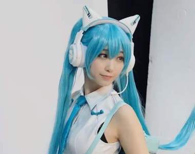 【有)(】第一次cos初音就上手《伊織萌》人氣爆乳美少女最近雜誌寫真送上