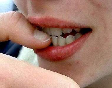 《容易在職場上養成的NG習慣》咬指甲沒進前十這是告訴我可以上班咬到爽嗎?