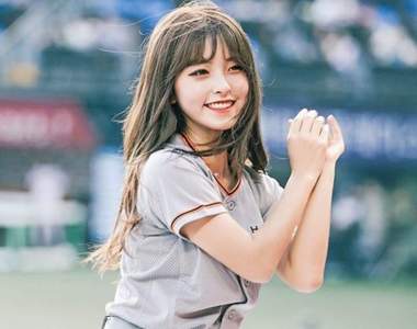 有著IU氣質的啦啦隊女孩《李夏恩》甜美笑容迷倒一票粉絲♥