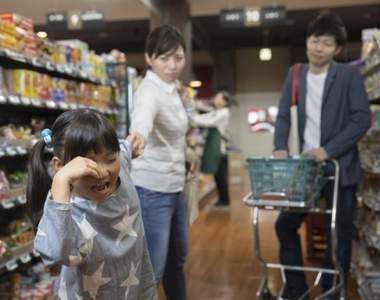 超市淚訴《家長放任小孩不管的結果》不只造成業者損失，更造成其他顧客不便...