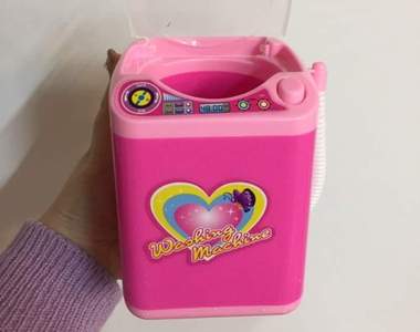 大創熱門商品《化妝刷洗衣機》還有排水管可以把汙水排出唷